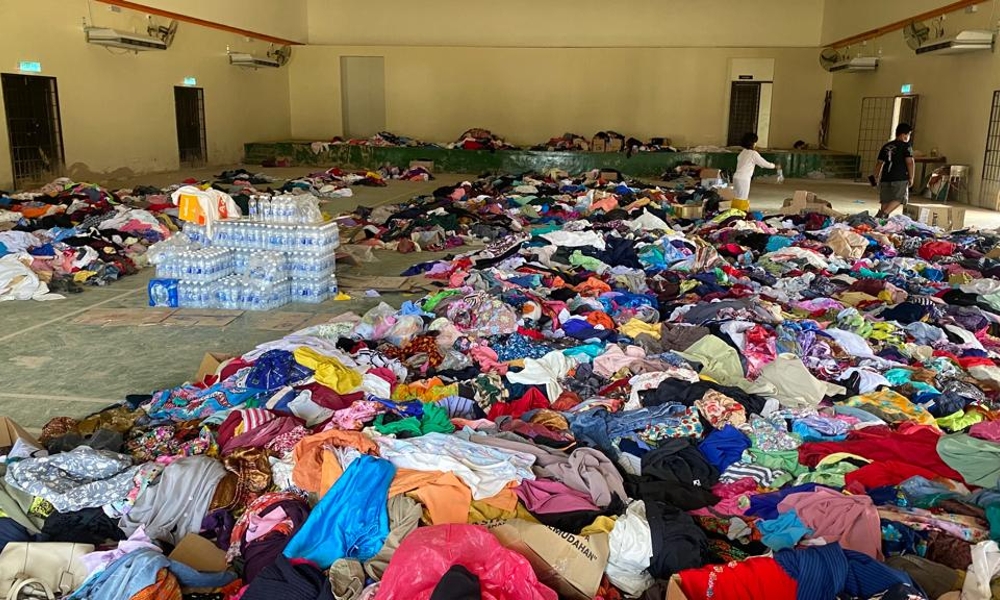 SURAT | Baju-baju sumbangan berlebihan di PPS