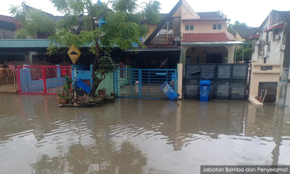 Clogged drains cause stagnant water in Taman Sri Muda