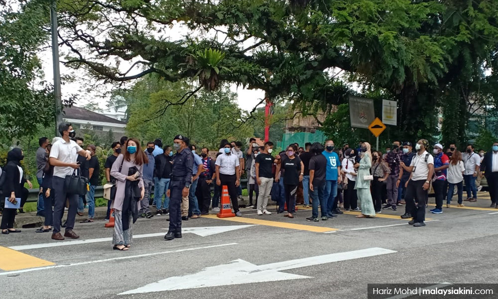 #TangkapAzamBaki: Puluhan hadir solidariti lepas rakan disiasat