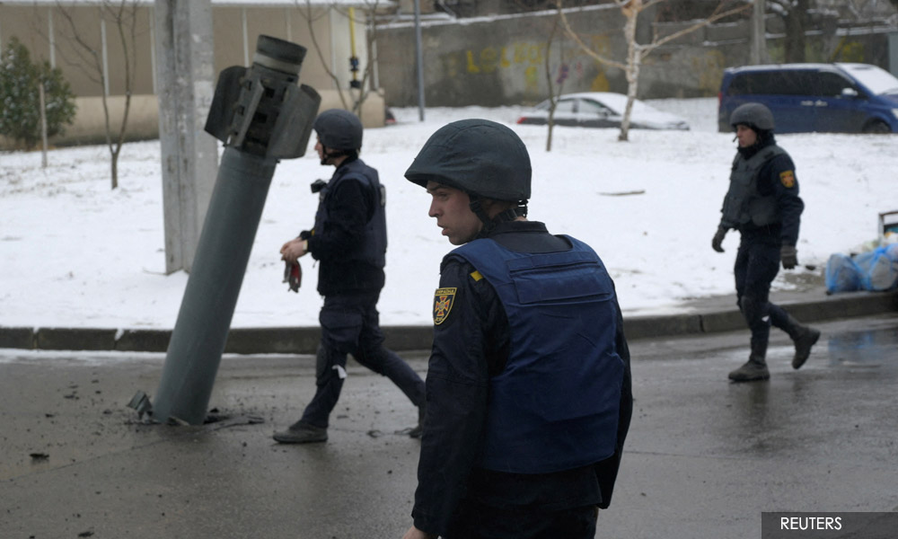 Rockets kill 70 Ukrainian soldiers, huge Russian column approaches Kyiv