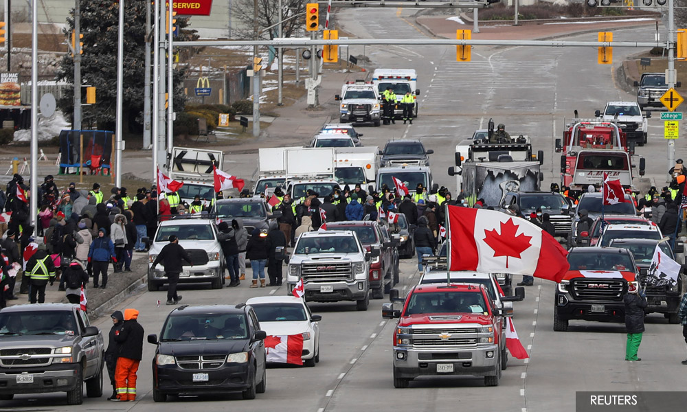 Canada police in standoff with protesters blocking bridge to US