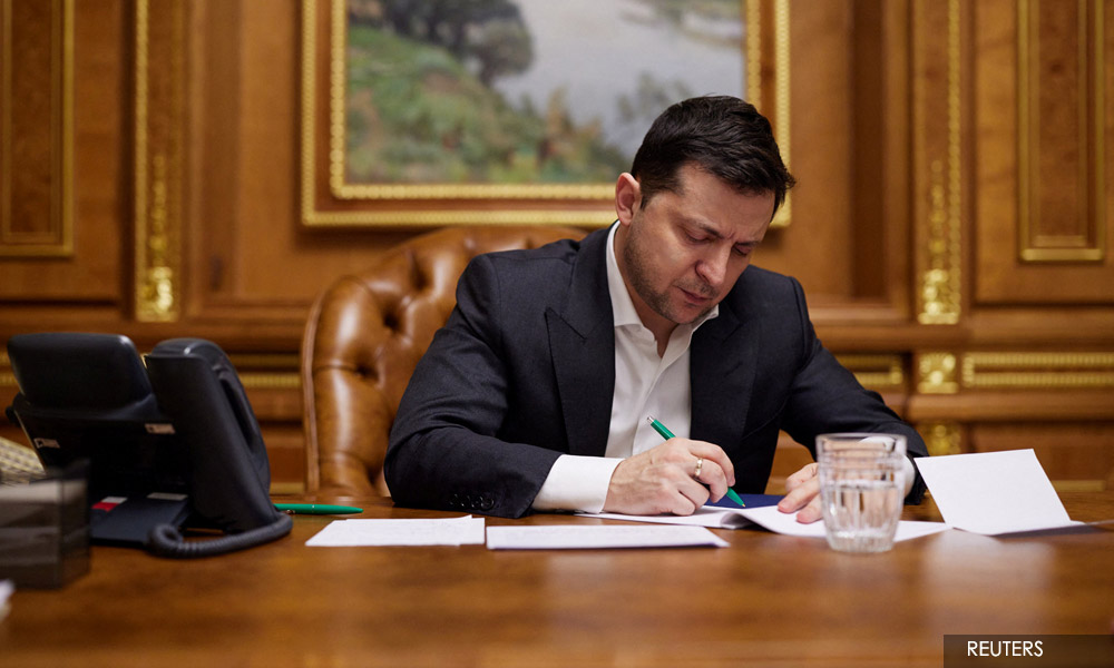 Ukraine's leader invites Biden to visit soon