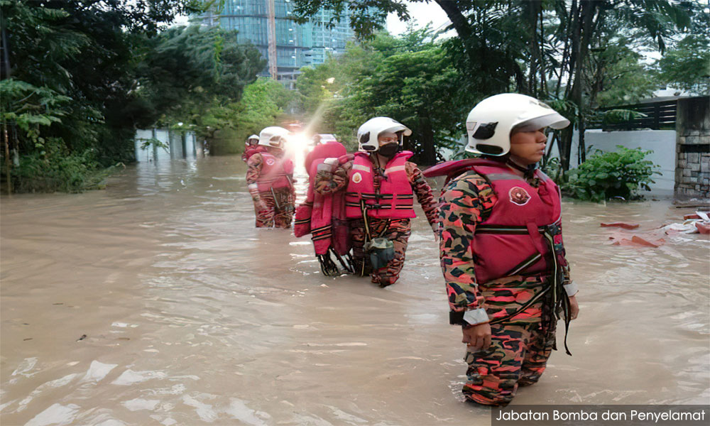 Flood: Firefighters rescue 7 people trapped at driving institute