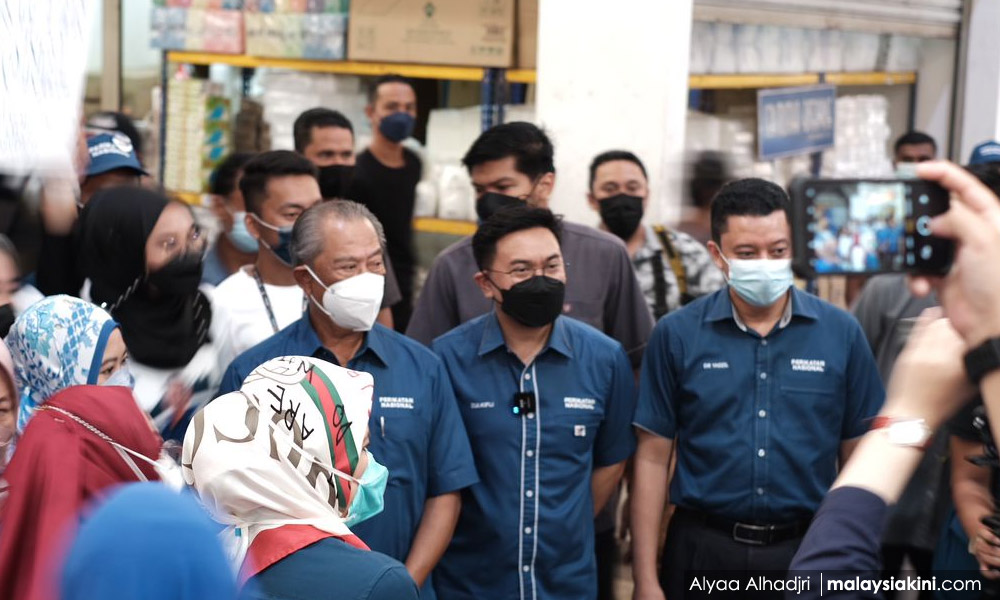Muhyiddin 'bertenggek' pada program menteri Bersatu