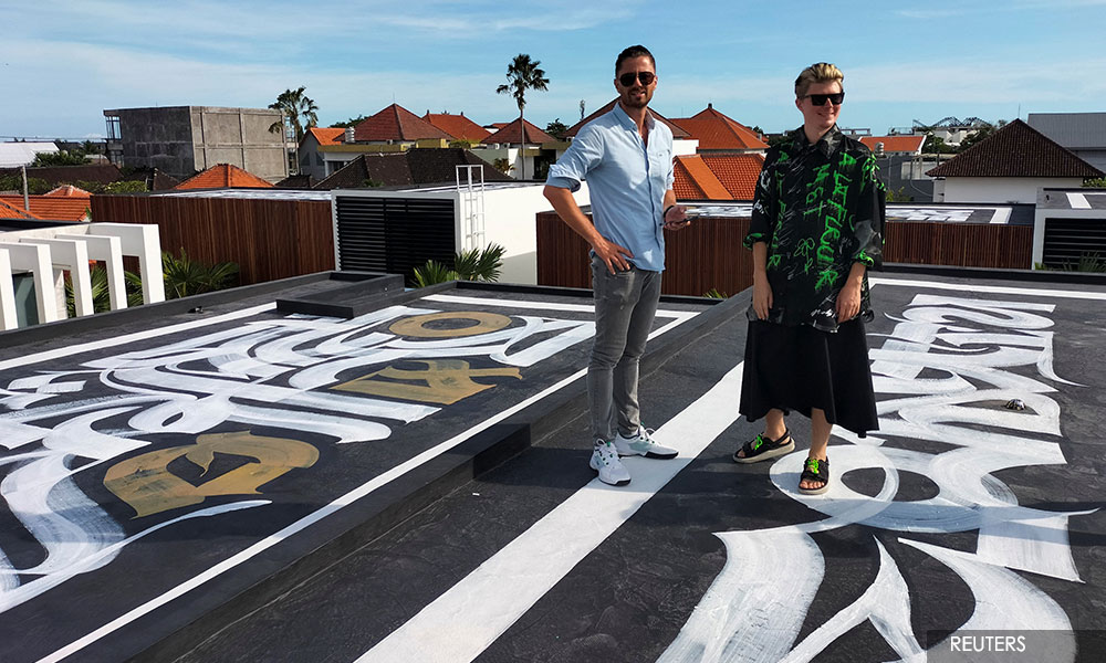 Russian artist and Ukrainian in Bali collaborate on a message of unity