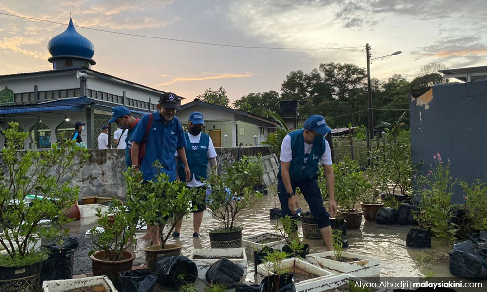 PN candidate wades in as flash floods devastate Johor community garden
