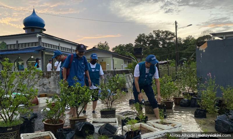 拉庆社区花园遇雨淹水，国盟候选人卷起裤脚视察