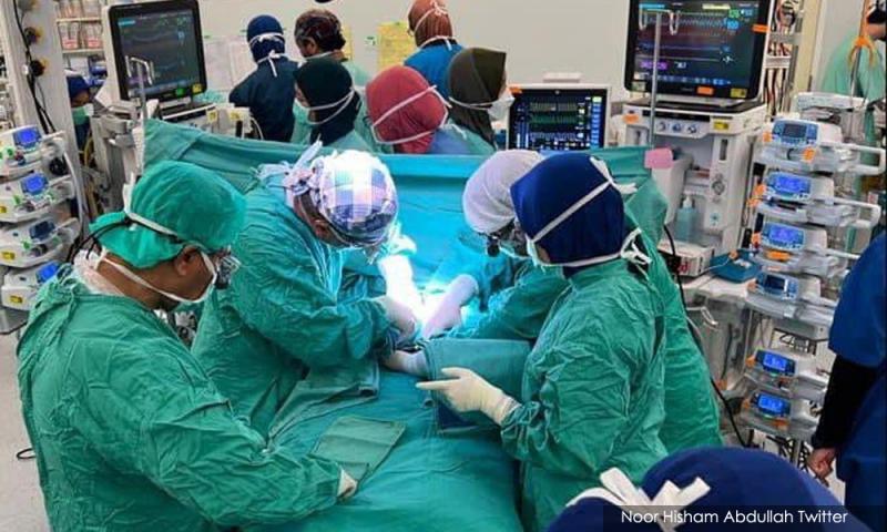 Selepas 24 jam pembedahan, kembar Siam pramatang stabil