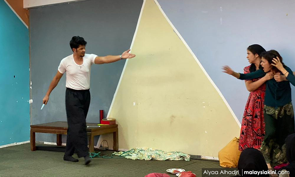 Lost in exile, refugees find hope in theatre