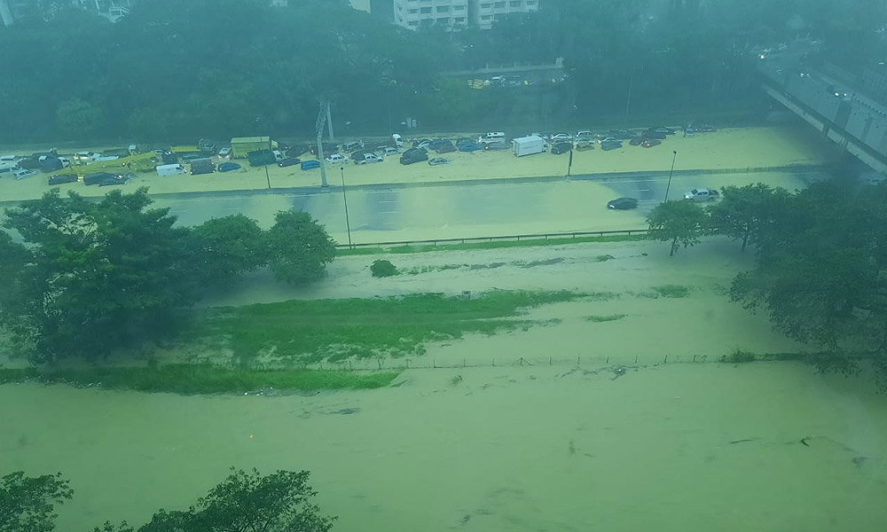 Banjir kuchai lama Jalan Tol