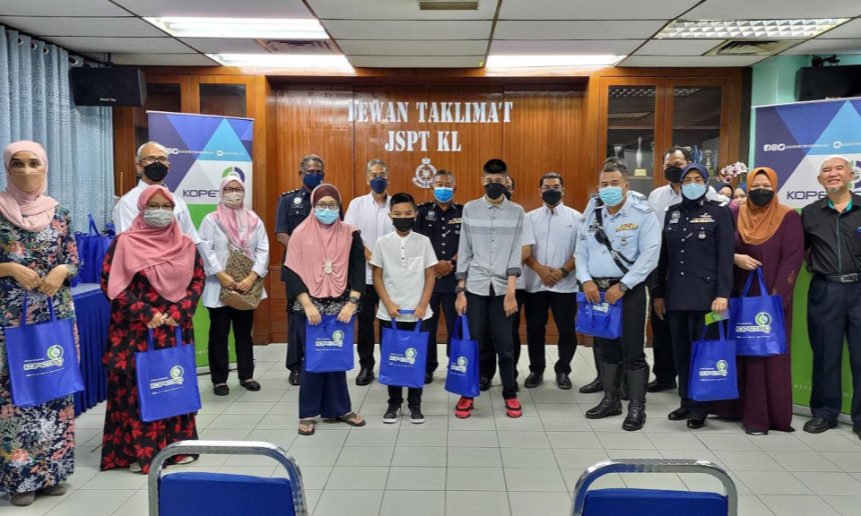 KOPETRO agih juadah berbuka puasa kepada Polis Trafik Kuala Lumpur
