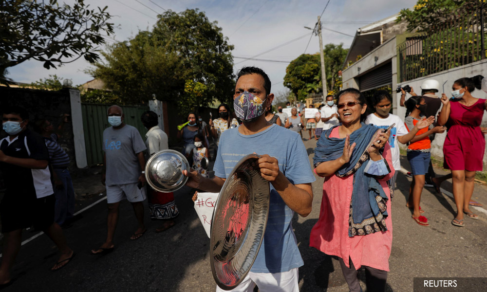 Sri Lanka's cabinet ministers offer to resign en masse amid protests
