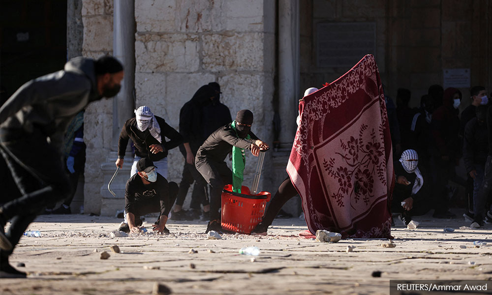 Scores of Palestinians injured in clash with Israeli police at Jerusalem holy site
