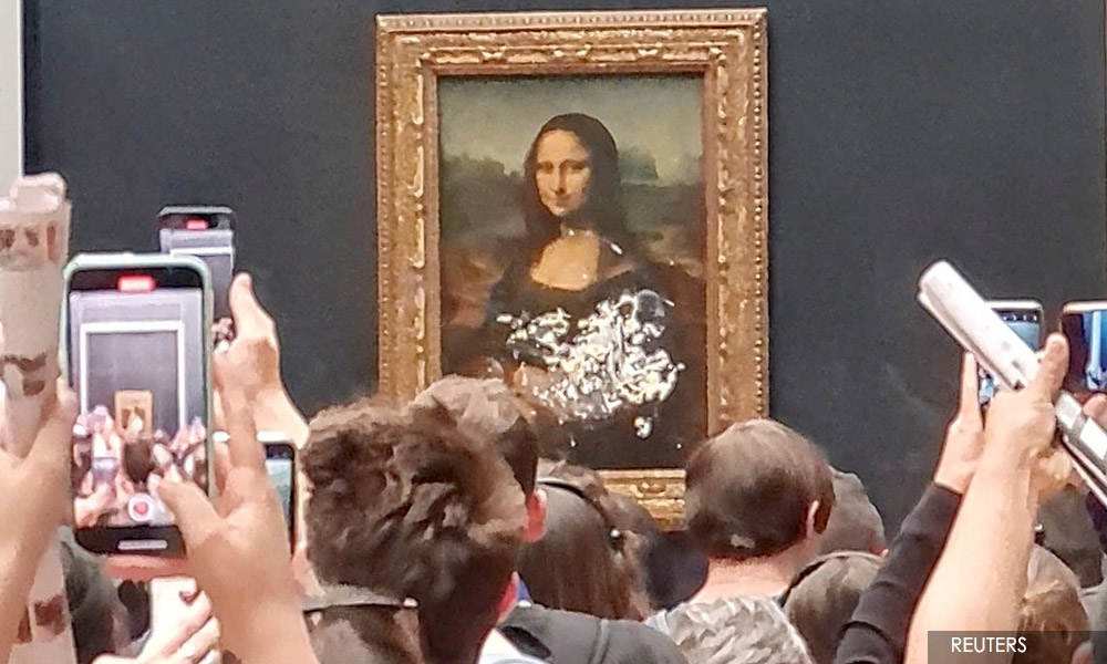 Mona Lisa left unharmed but smeared in cream