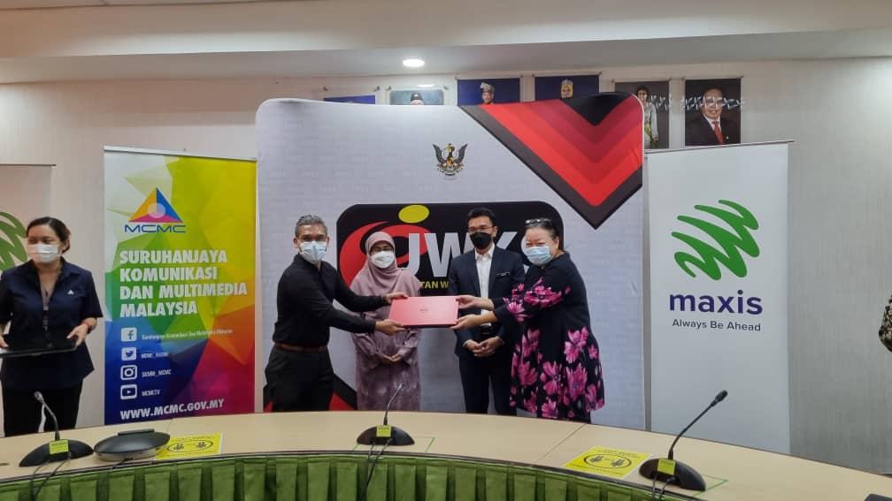 Maxis continues to digitally enable B40 communities