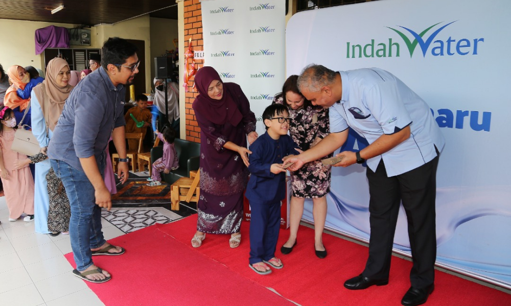 IWK cares spreading Raya cheer to the less fortunate
