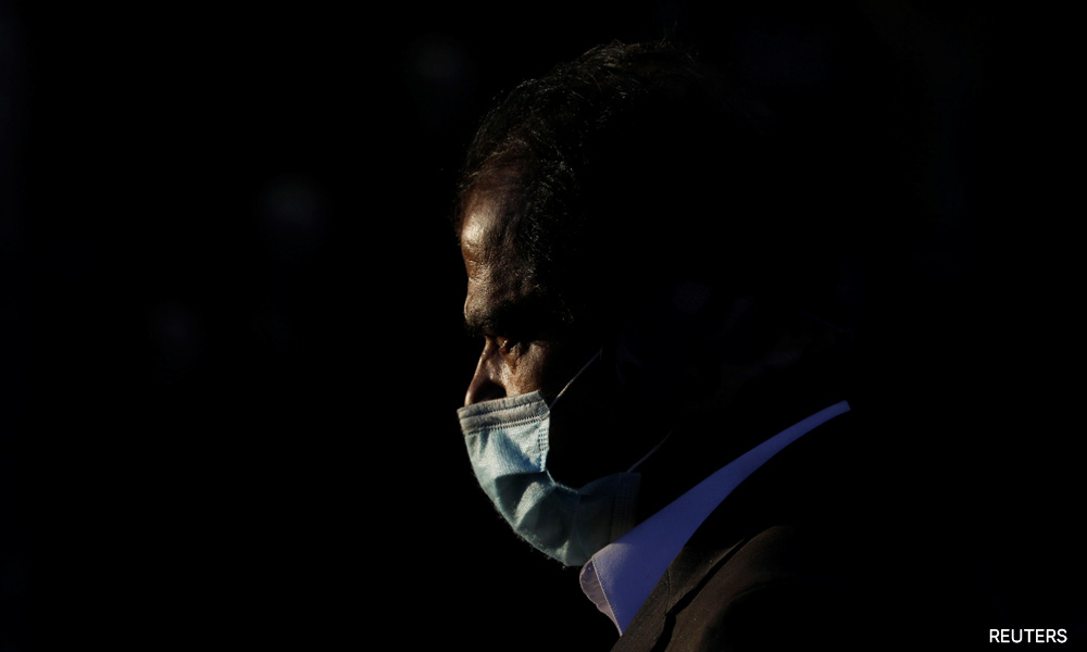 Pakistan orders masks on domestic flights as Covid numbers rise