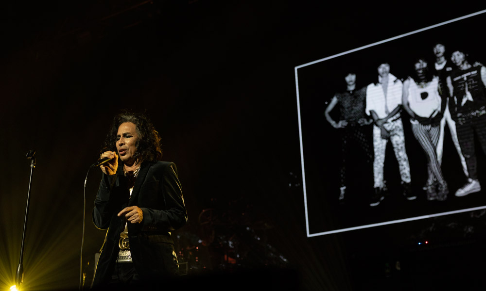 Rocker Amy sheds tears at concert, pays tribute to departed drummer