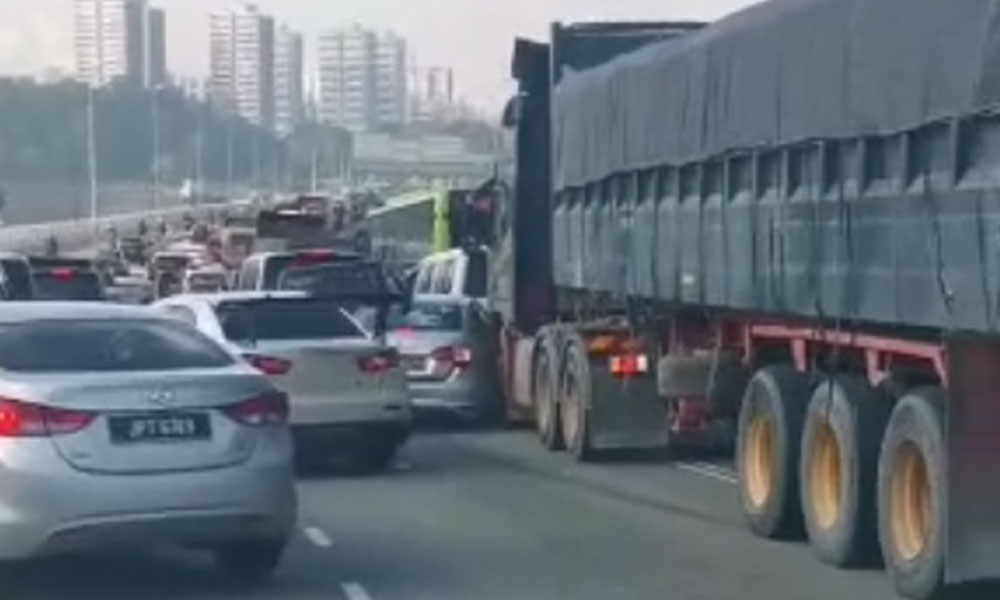 JPJ siasat lori rempuh kenderaan di JB-Woodlands