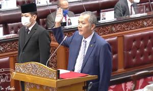 Dua senator angkat sumpah hari ini
