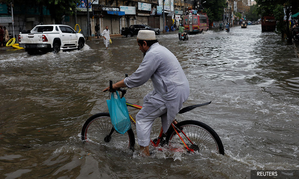 Flash floods kill at least 549 in Pakistan in heaviest rains in decades