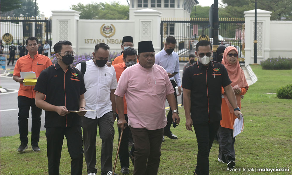 Pembangkang serah memo tuntut RCI pada Istana Negara