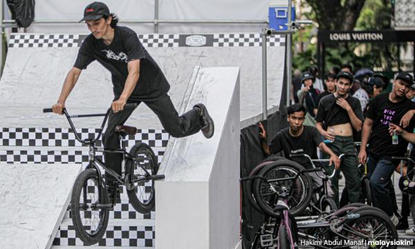 BMX riders roll in to wow crowd with bike stunts