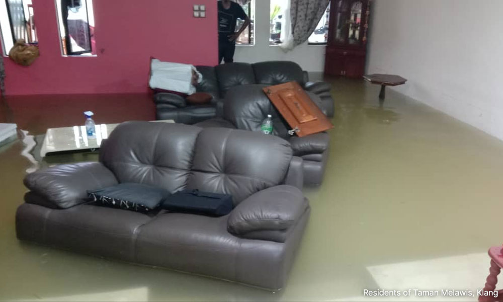 Gambar sebuah rumah di Lembah Kelang dimasuki air banjir pada Disember 2021. Gambar dibekalkan oleh penduduk Taman Melawis.