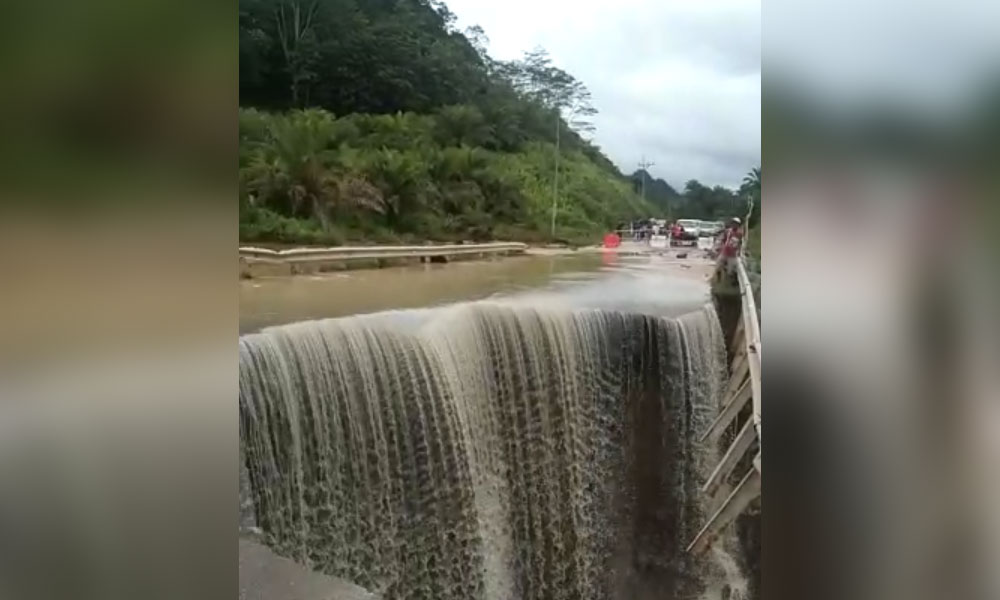 Jalan runtuh, PKR Sarawak gesa periksa kualiti