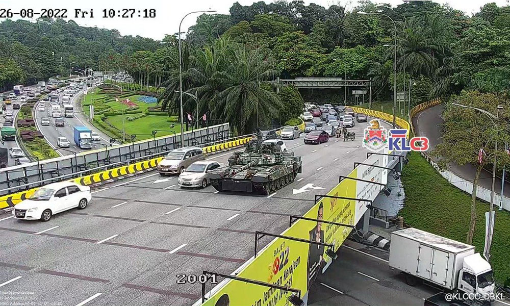 坦克在隆市路上抛锚，网民问“要如何上战场？”