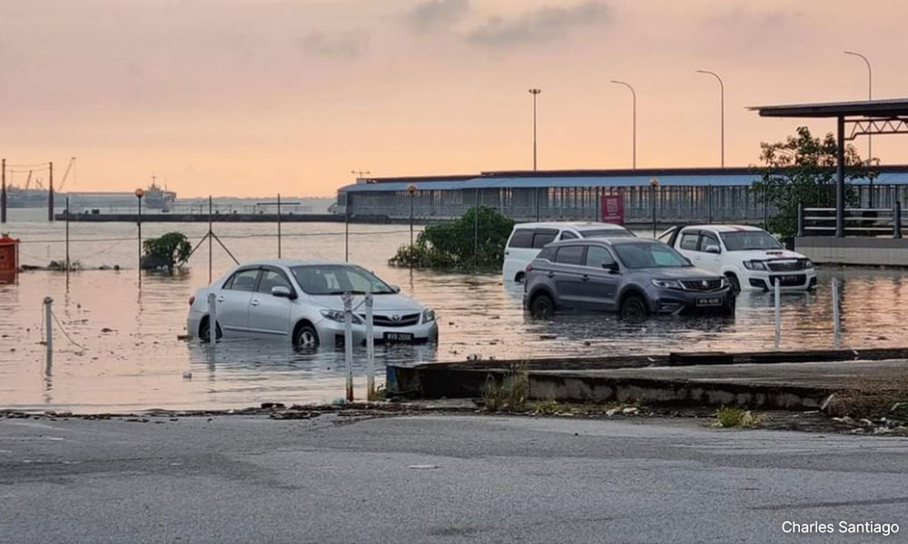 Gambar banjir di jeti Pelabuhan Klang apabila hujan lebat turun pada air pasang, pada April 2022. Gambar diambil oleh Charles Santiago.