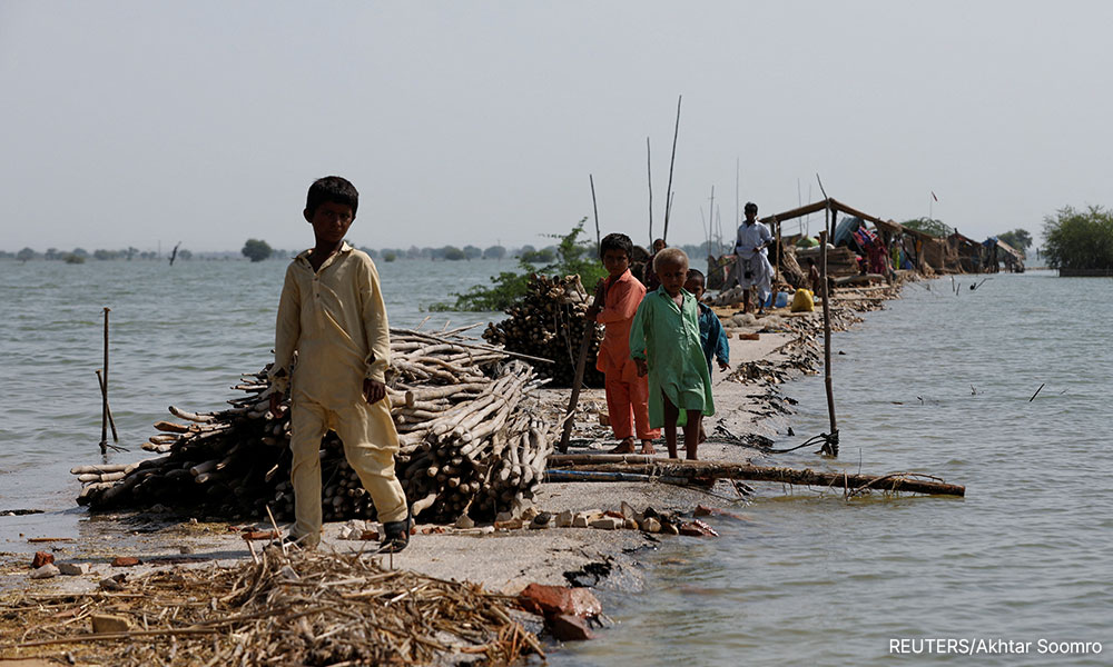 Pakistanis throw up barriers against rising floodwaters; 12 more die
