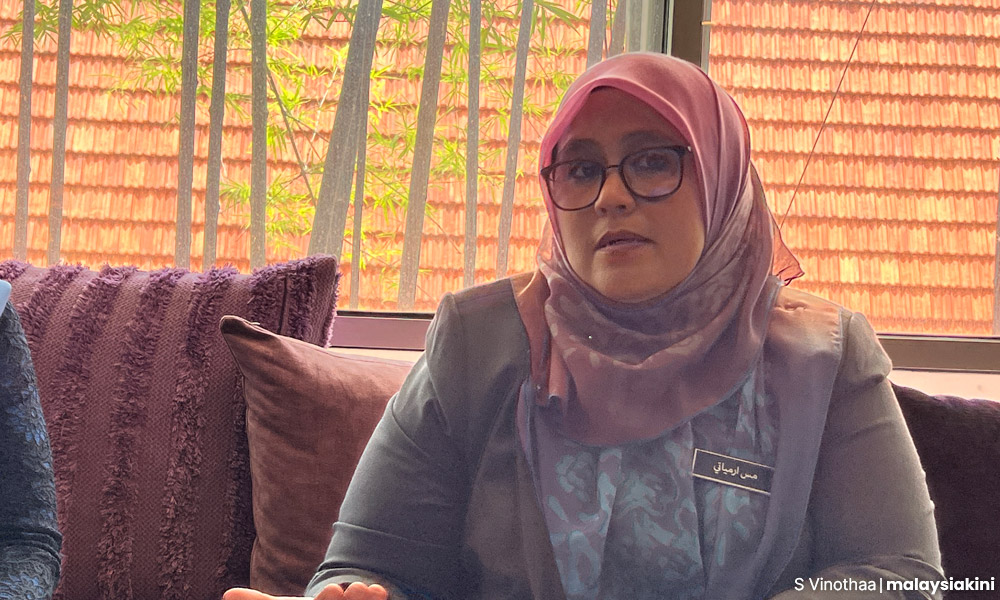 Cop's lewd gesture at photographer goes viral, PN wants stern action