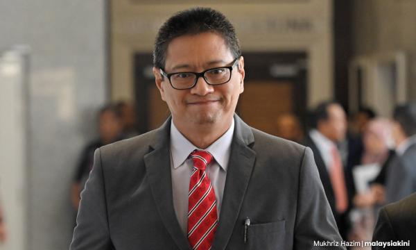 EC deputy chief clarifies dress code after Skudai voter in shorts allegedly barred