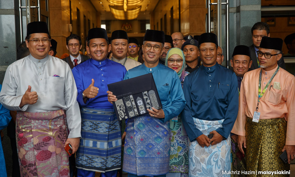 Tengku Zafrul leaves for Parliament to table Budget 2023