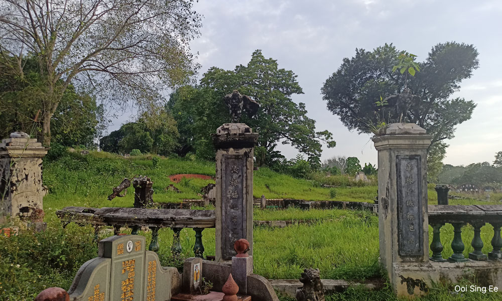 踏在青青草地：墓地公园想象