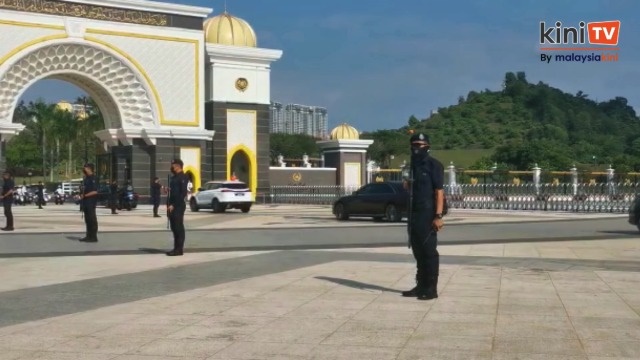 9.40 am - Johor ruler arrives at Istana Negara