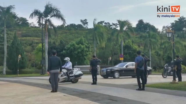 10.54am Perak ruler arrives at Istana Negara