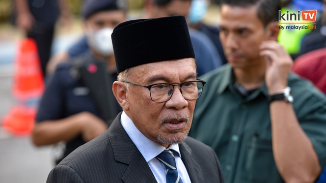LIVE: Situation outside Anwar Ibrahim's house, Bandar Sungai Long