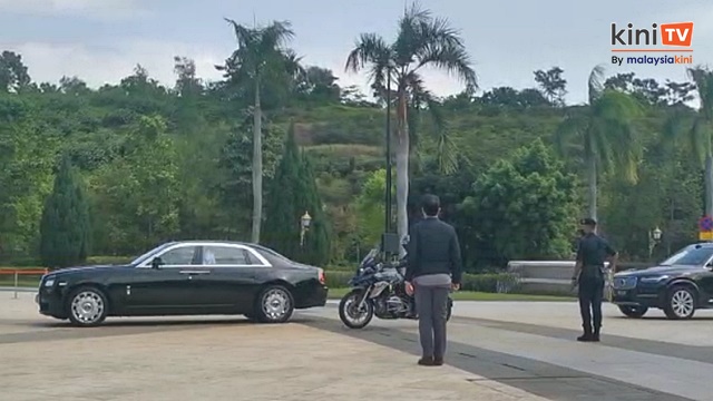 10:54 am: Sultan Perak tiba di Istana Negara