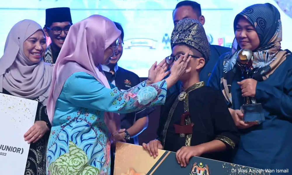 Boy, 8, gets Hang Tuah medal for saving siblings in fire