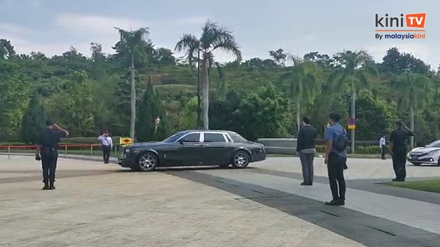 10:56 am: Yang di-Pertuan Besar Negeri Sembilan tiba di Istana Negara