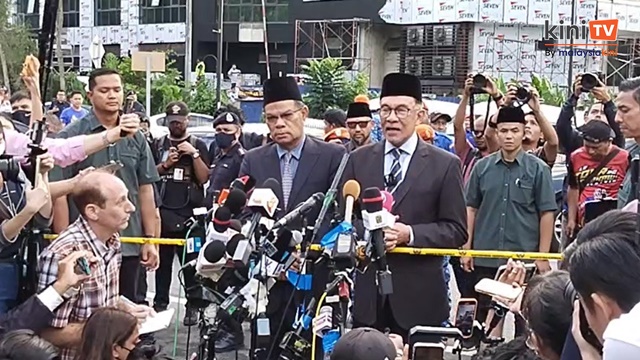 LIVE: Anwar Ibrahim holds special press conference outside Istana Negara