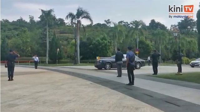10.56am Yang di-Pertuan Besar Negeri Sembilan arrives at Istana Negara