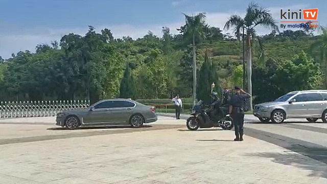 10:58 am: Sultan Terengganu tiba di Istana Negara