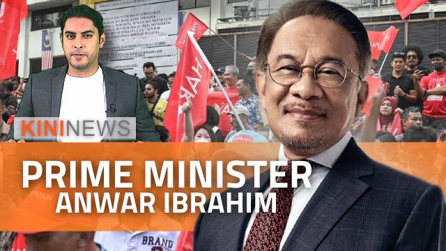 #KiniNews:  Anwar sworn in as prime minister, Muhyiddin wants proof of majority