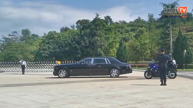10:46am: Sultan Selangor tiba di Istana Negara