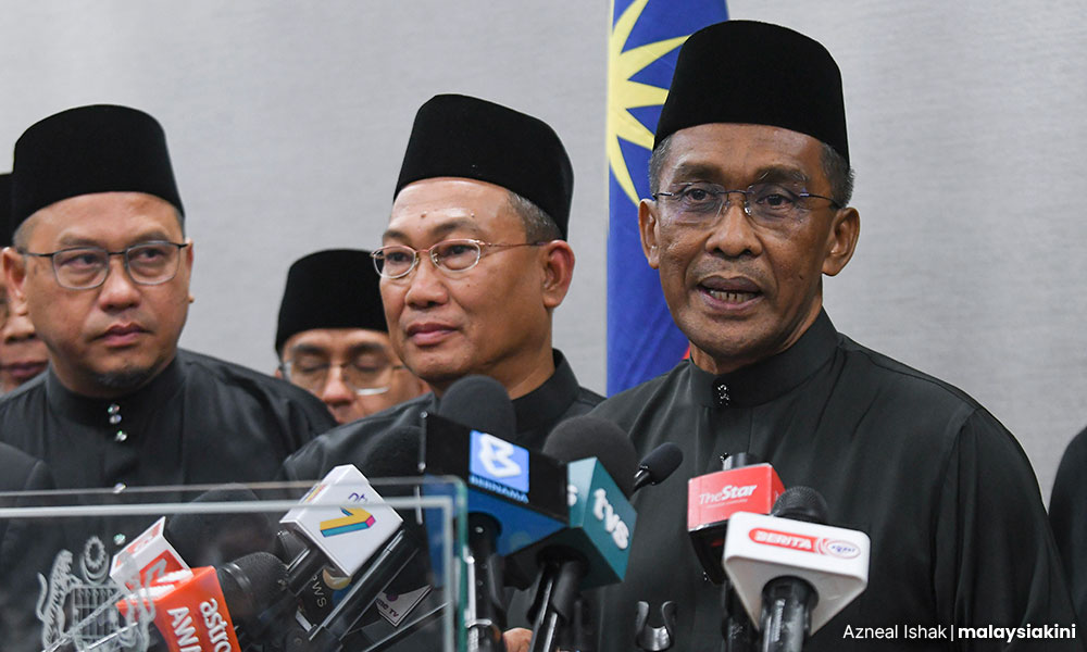 parliament press conference by hamzah zainuddin and takiyuddin hassan 19122022