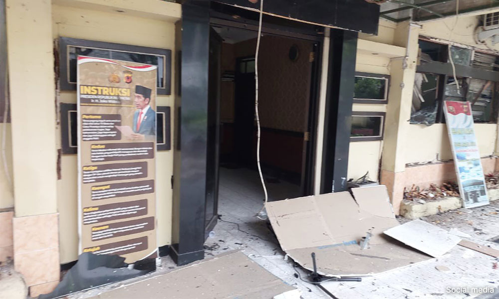 Indonesia police station blast kills one, injures several