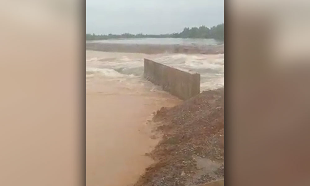 Flood: Pasir Mas folk urged to be on alert after part of embankment breaks